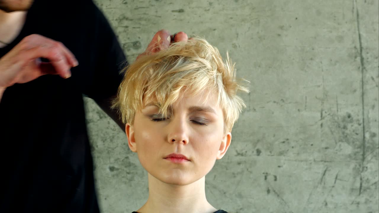 젊은 여성이 새로운 헤어드레스를 받고 있습니다.