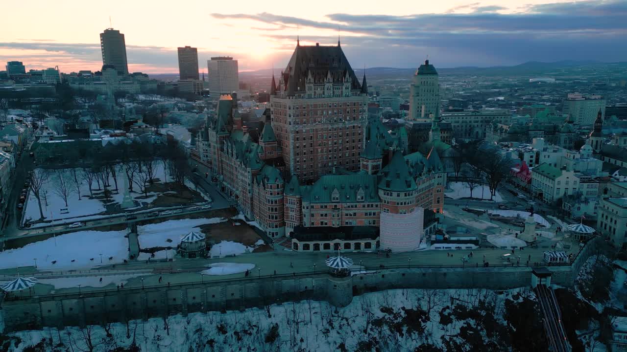 fotografía aérea alrededor del hotel fairmont le chateau frontenac en la vieja ciudad de quebec durante el invierno al atardecer, provincia de quebec, canadá