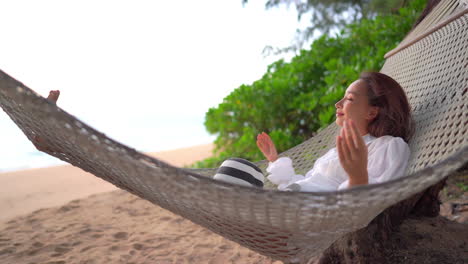 Joven-Mujer-Exótica-Balanceándose-En-Una-Hamaca,-Playa-Tropical-De-Arena-Con-Vistas-Relajantes-Al-Horizonte-Del-Mar,-Cuadro-Completo