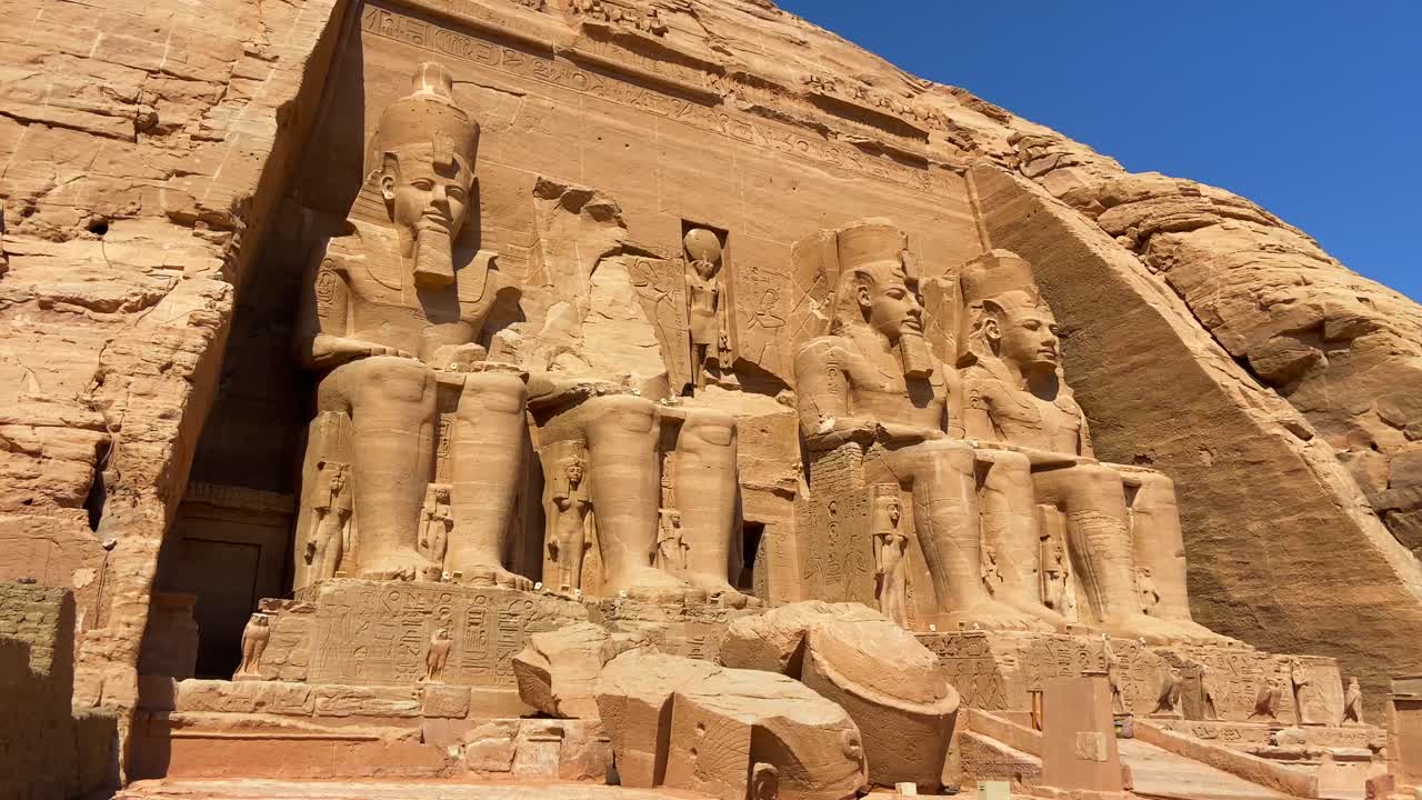 increíble video cinematográfico de 4k de la vista exterior del majestuoso templo de abu simbel al amanecer sin ningún turista o persona visible