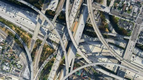 Los-Angeles-Highway-Interchange-Luftaufnahme-Mit-Blick-Nach-Unten,-Rotierend-Hoch-über-Der-Stark-Befahrenen-Infrastruktur-Zur-Hauptverkehrszeit