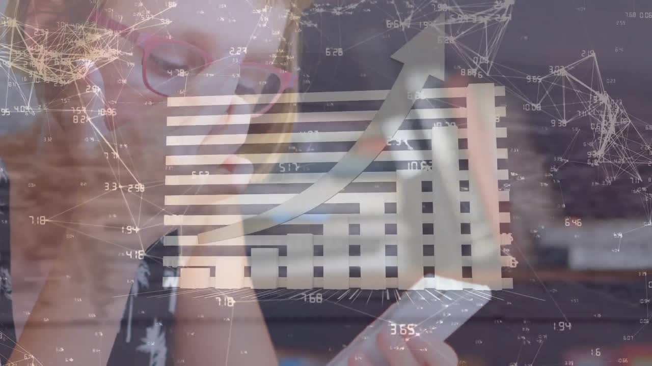 스마트 폰을 사용하는 백인 사업가 여성에 대한 데이터 처리 애니메이션