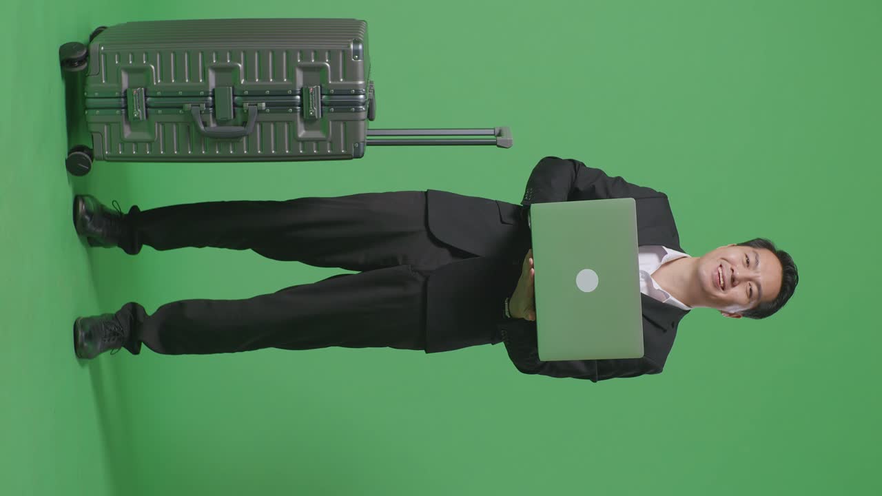 hombre de negocios con portátil y maleta