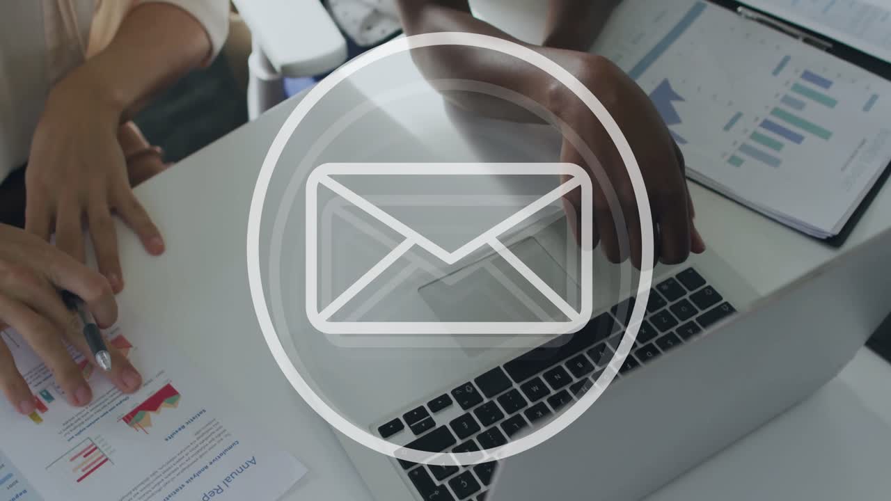 Animazione di icona email ed elaborazione dati su diversi professionisti in ufficio
