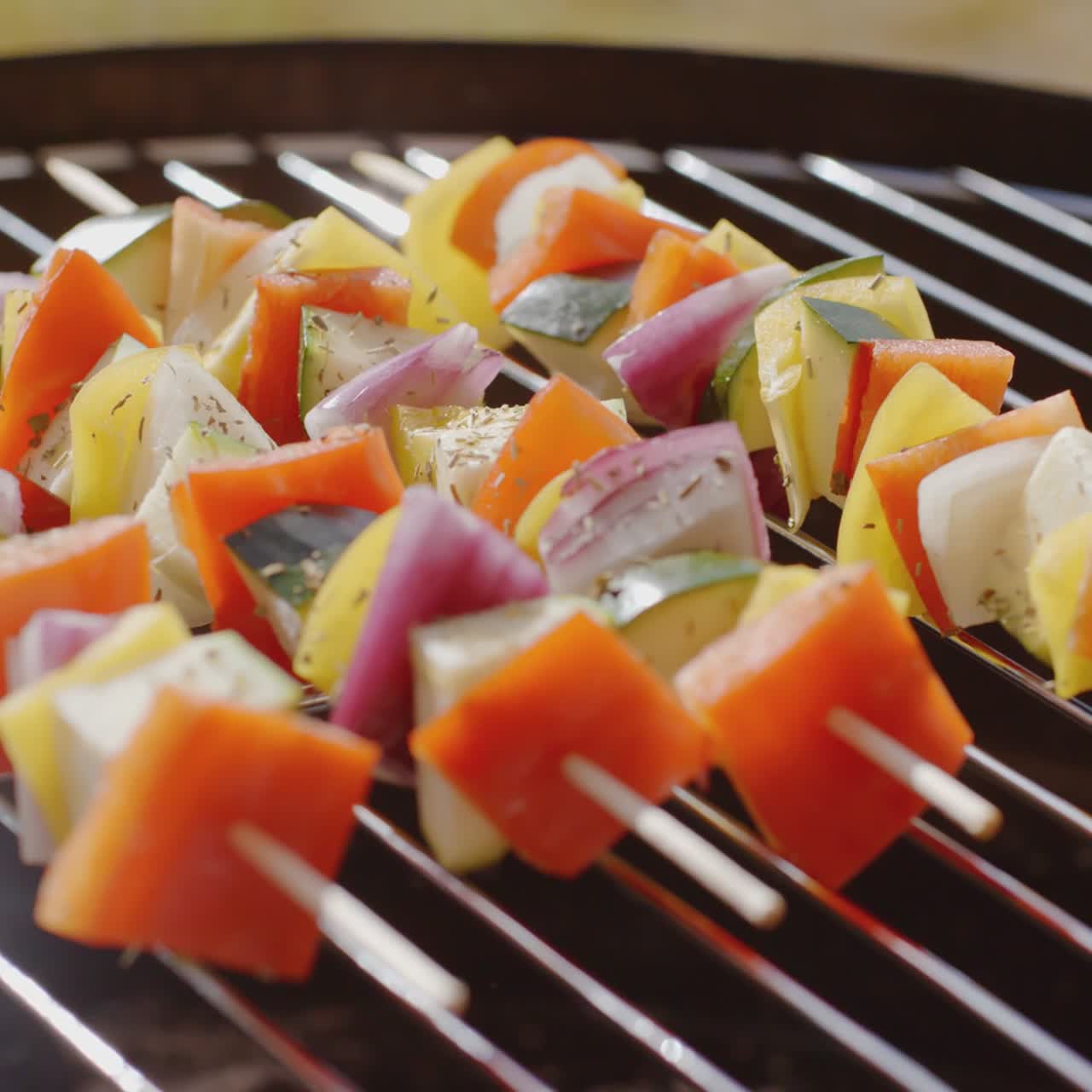 신선한 야채를 곁들인 건강한 다채로운 케밥