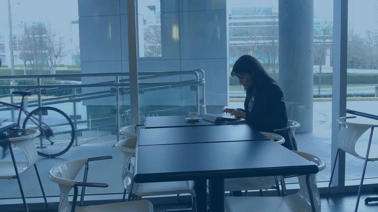 Animação de globo e Dia da Terra sobre mulher caucasiana usando laptop em um café