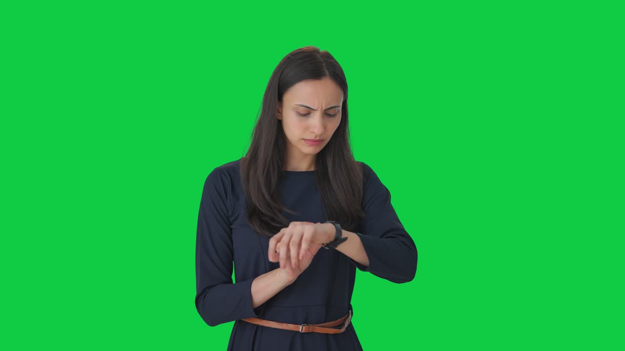 chica india impaciente esperando a alguien pantalla verde