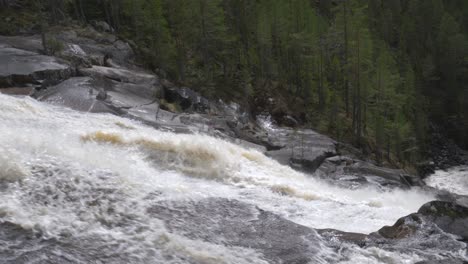 Verrückter-Fluss-Im-Norwegischen-Wald