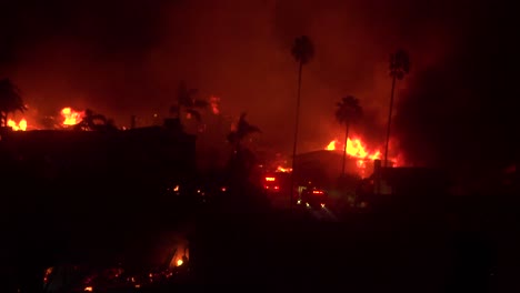 las casas se queman en todas las laderas en un infierno por la noche durante el incendio de 2017 thomas en el condado de ventura, california