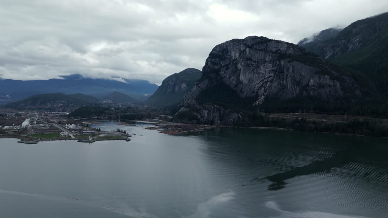 Città di Squamish con il monolite di granito Stawamus Chief nella Columbia Britannica, Canada. Scatto aereo
