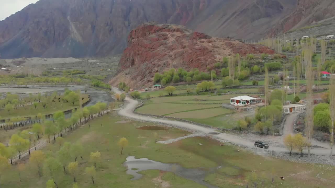 camioneta estacionada en camino rural en el valle de ghizer