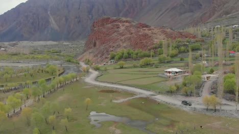 Geparkter-Geländewagen-Auf-Der-Landstraße-Im-Ghizer-Tal