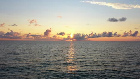 Amanecer-Aéreo-Del-Sur-De-Florida-Sobre-El-Océano