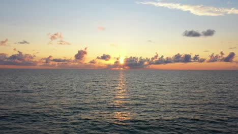 amanecer aéreo del sur de florida sobre el océano