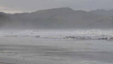 El-Surf-Más-Hermoso-De-Nueva-Zelanda-En-Castle-Point-Beach