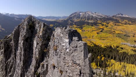 Drone-Vuela-Cerca-De-Rocas-En-Ruby-Peak-Mirando-Los-Colores-Del-Otoño-Cerca-De-La-Montaña-Marcellina