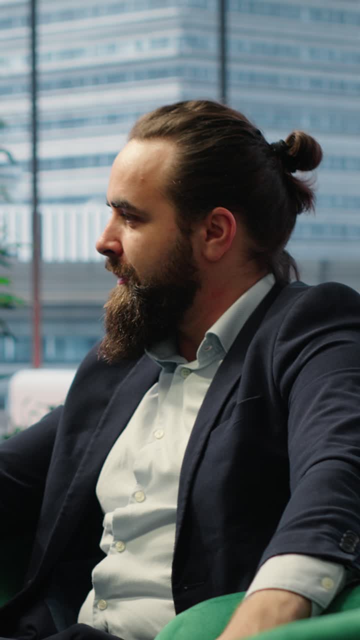 Vídeo Vertical: Diretor furioso e mal-educado gritando com seus parceiros em uma teleconferência.