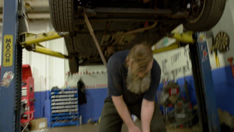 check and maintenance to repair the car in workshop