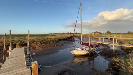 Barcos-Atracados-En-El-Estuario-Con-La-Luz-Del-Sol-Dorada-Por-La-Noche