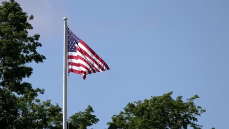 Amerikanische-Flagge-Mit-Den-Farben-Rot,-Weiß-Und-Blau-Weht-Im-Wind,-Schwenkt-Darüber
