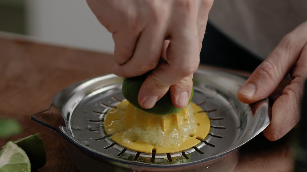 라임을 짜는 젊은 남성