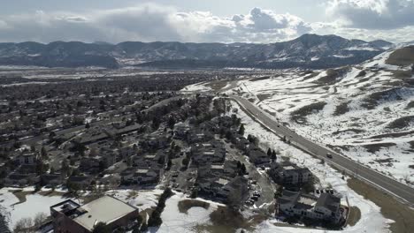 una cacerola alrededor de un suburbio de denver después de una tormenta de nieve de primavera