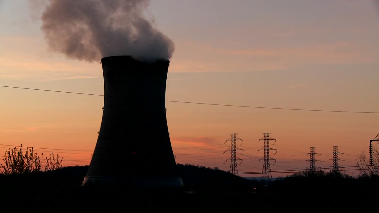 tiro de lapso de tiempo de la puesta de sol detrás de una planta de energía nuclear 1
