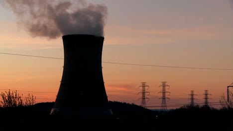 tiro de lapso de tiempo de la puesta de sol detrás de una planta de energía nuclear 1