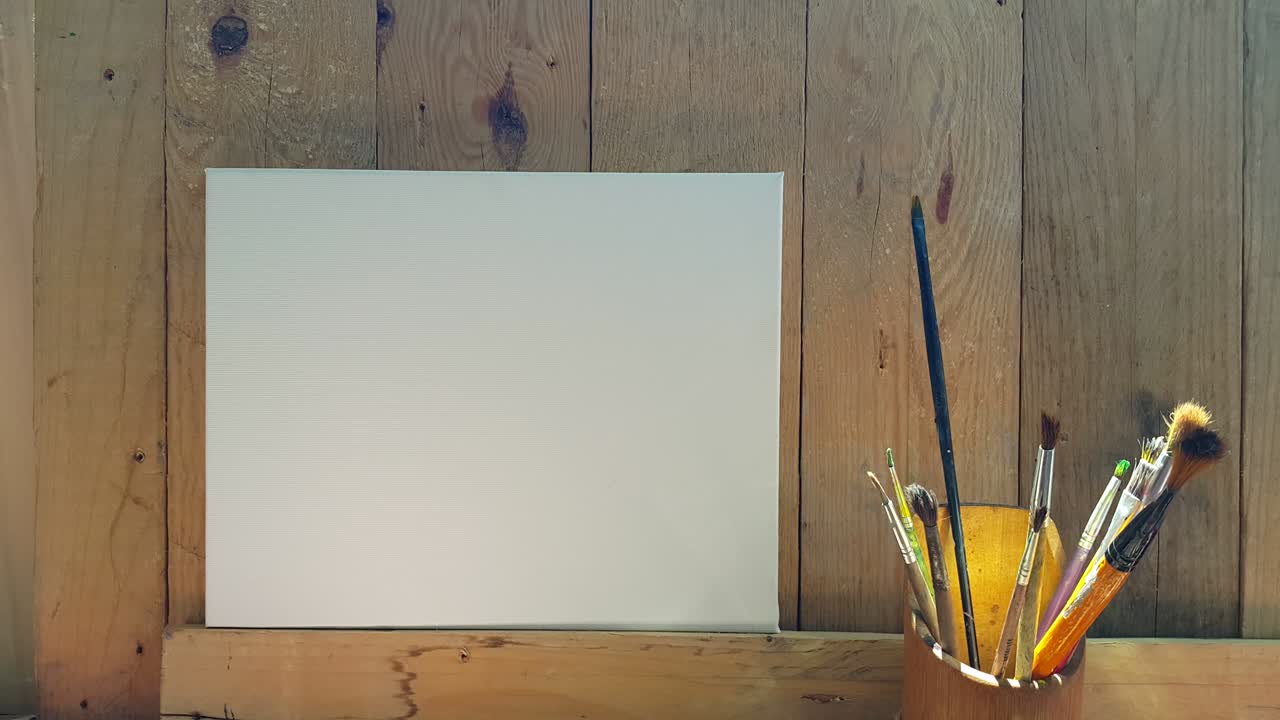 화가의 손은 을 가지고 캔버스에 그림을 그립니다. 창의성과 영감, 지적 작업.