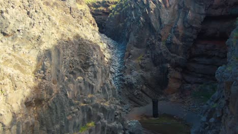 tomada de un avión no tripulado de la cueva manawainui gulch al sureste de la isla de maui en hawai, estados unidos