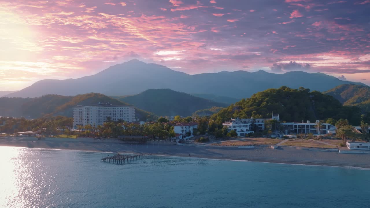 지중해 해변 휴양지 에서 해가 지는 것