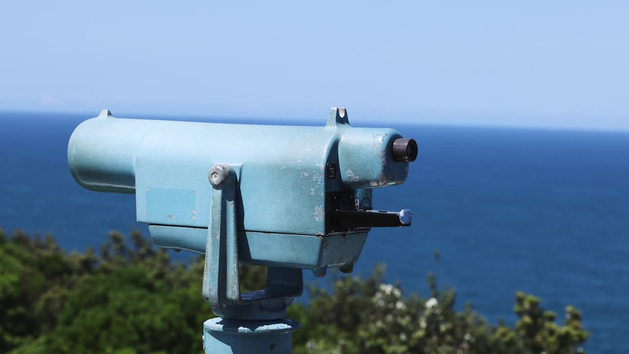 visión secuencial de un paisaje marino a través de binoculares estacionarios.