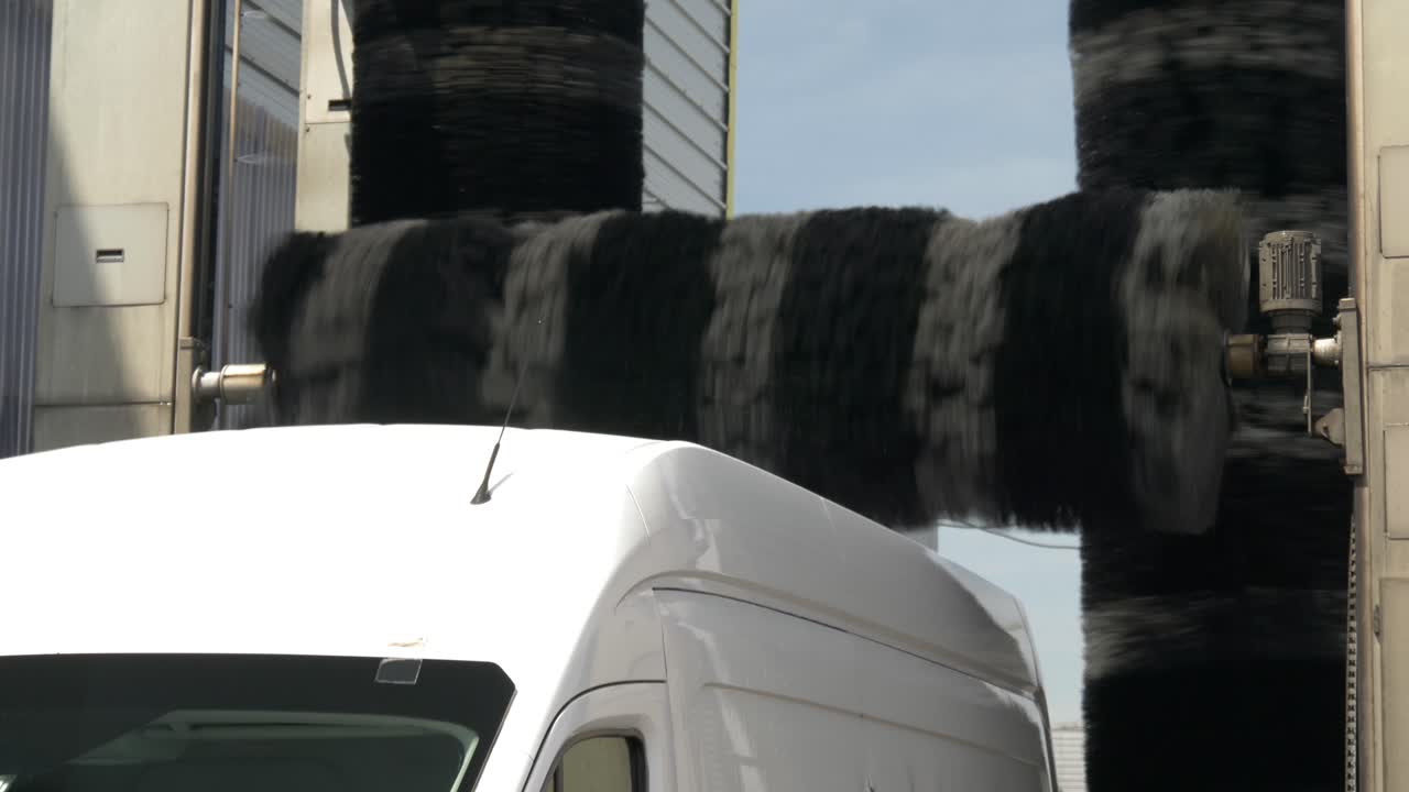 자동 자동차 롤러가 차고에서 자동차 밴에 회전