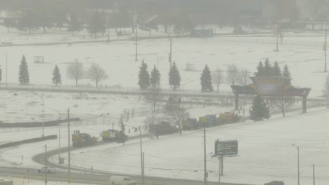 Schneepflug-lastwagen,-Die-Nach-Einem-Sturm-Während-Der-Kalten-Wintersaison-Auf-Der-Autobahn-In-Kanada-Fahren,-Ein-Aktionsteam,-Das-Bereit-Ist,-Schnee-Und-Eis-Von-Der-Außenstraße-Zu-Entfernen,-Um-Den-Normalen-Verkehrsverkehr-Wiederherzustellen