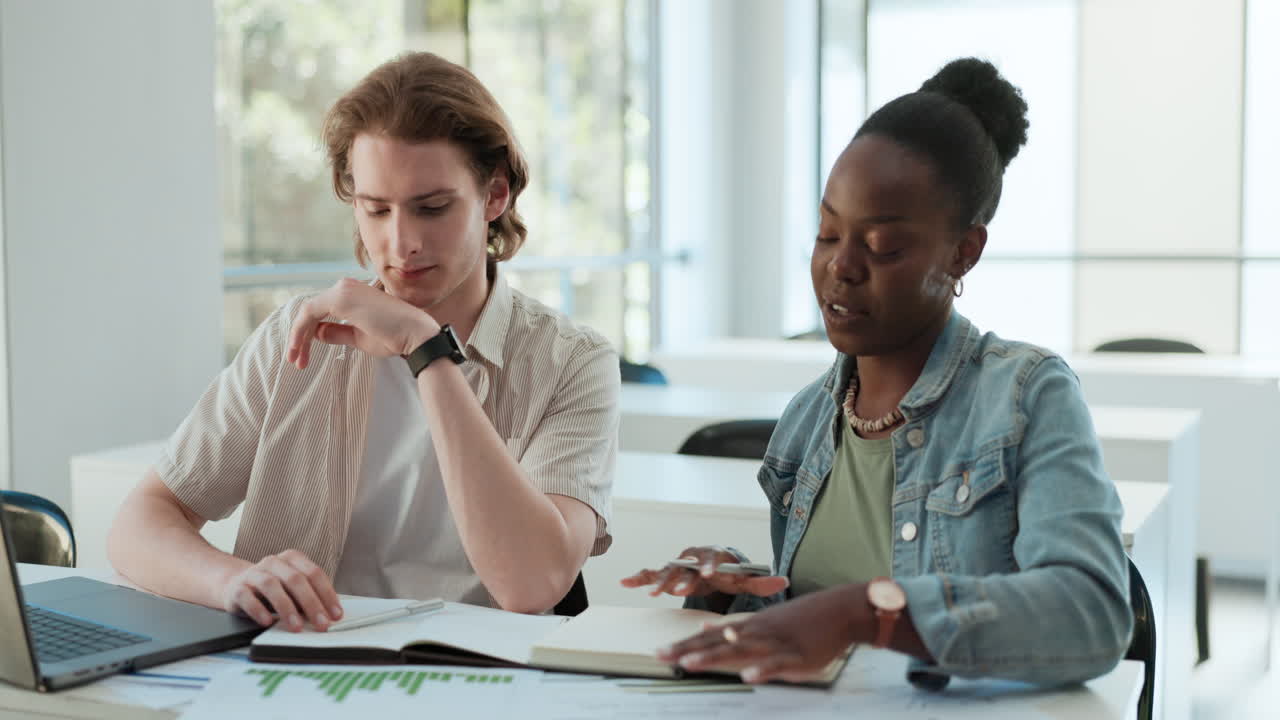 estudiantes que colaboran en un proyecto