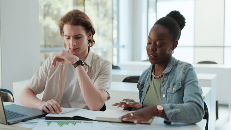 Studenti che collaborano a un progetto