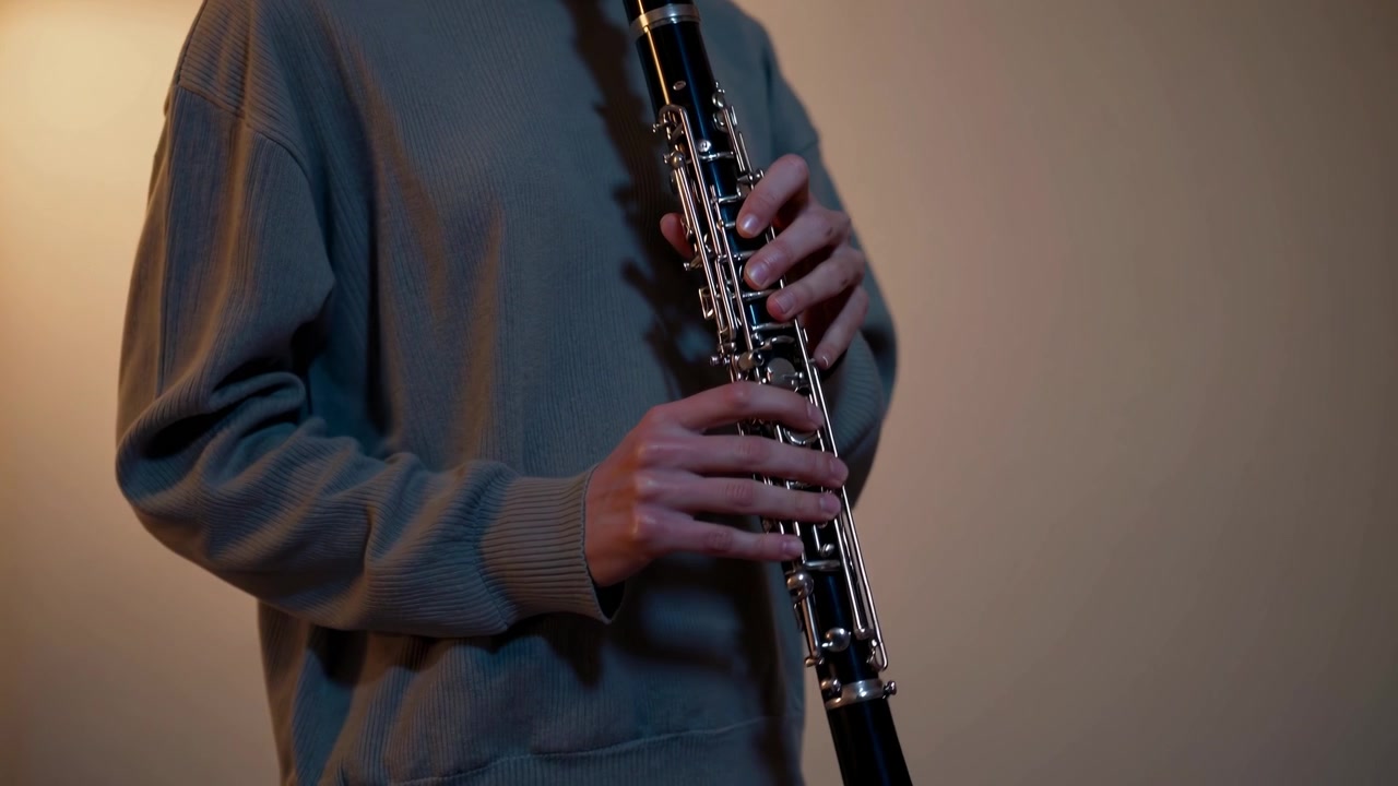 Musiker som spiller obo i et dempet belyst studio