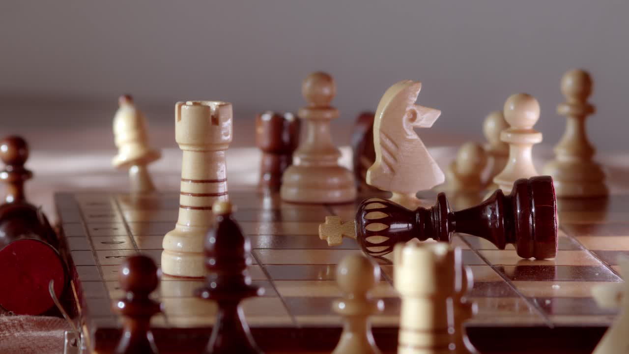 la mano pone la pieza de ajedrez del rey en el tablero de ajedrez