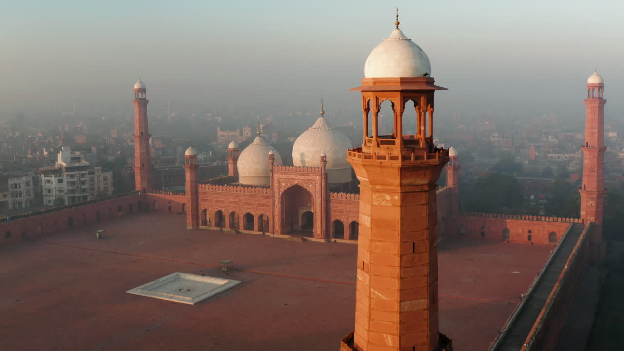 vista aérea de la mezquita badshahi al amanecer en lahore, punjab, pakistán