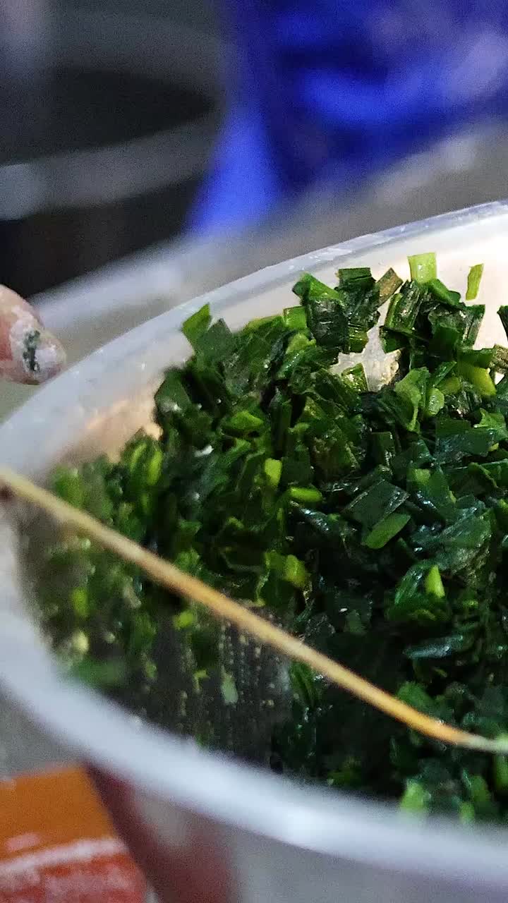 manos preparando una mezcla de cebolla de ajo para pasteles