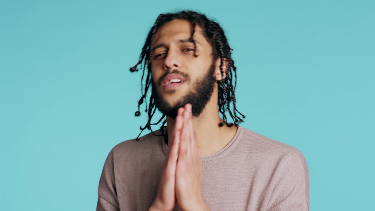 un tipo desesperado pidiendo perdón, haciendo manos implorando disculpas gestando