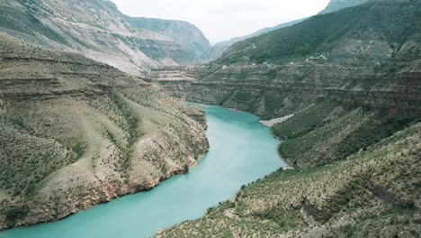 bergschlucht mit türkisfarbenem fluss