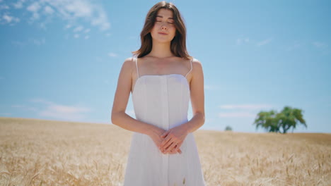 modelo hermoso retrato soleado naturaleza rural. niña mirando cámara en el campo de oro