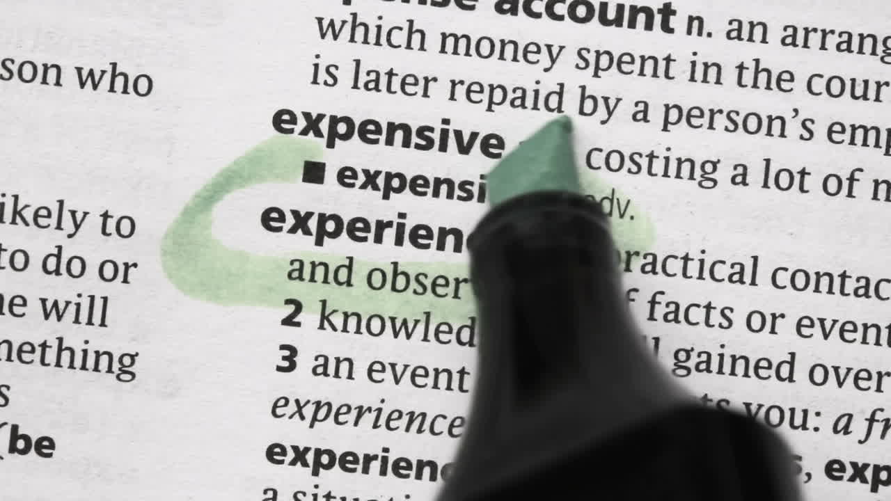 경험은 하이라이터로 둘러싸여 있습니다.