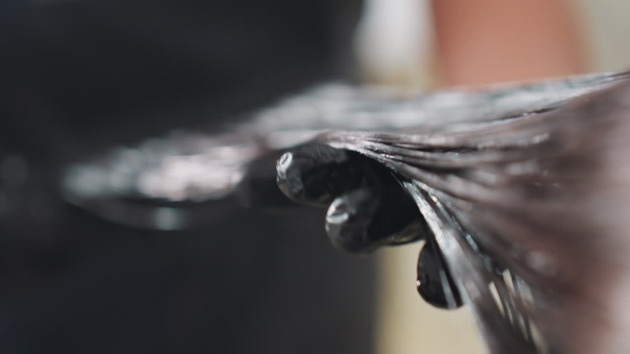 arte capilar vibrante, diseño de cabello colorido capturado con precisión de resaltado profesional, primer plano detallado que muestra una coloración de cabello vívida y resaltado experto de un profesional de salón