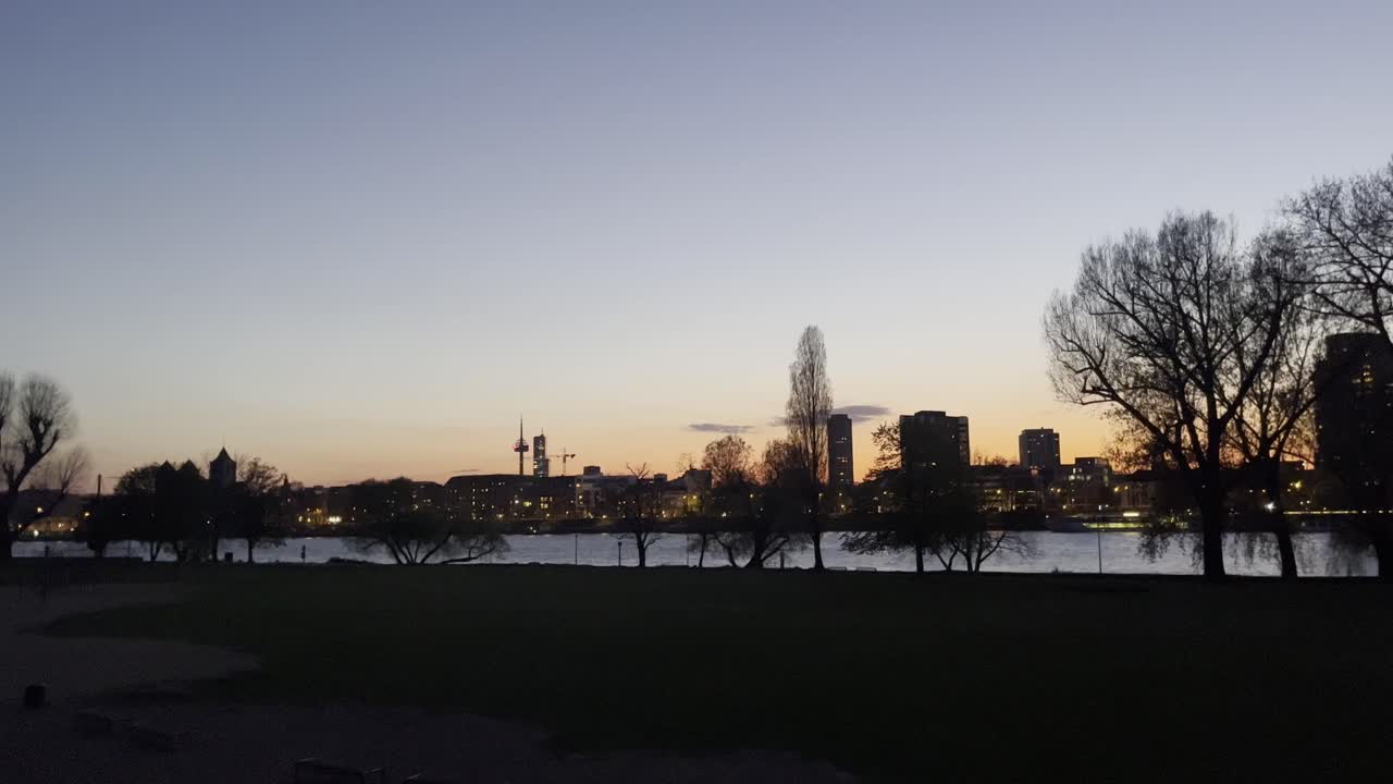 저녁에 레인파크에서  ⁇ 른 스카이라인 앞에 해가 지는 모습