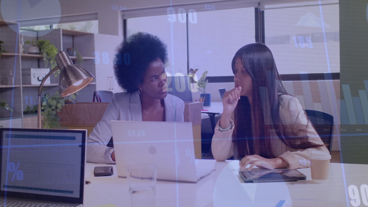 animación del procesamiento de datos financieros sobre diversas personas de negocios en la oficina