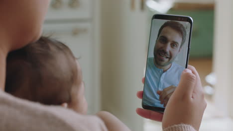madre y bebé chateando por video con el padre usando el teléfono inteligente saludando al pequeño niño disfrutando de la conexión familiar teniendo una relación a larga distancia en el teléfono móvil