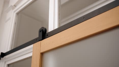 rodillos de puertas corredizas que rodan en la guía durante el cierre