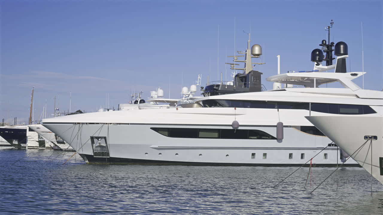 Cannes, Francia - 22 giugno 2025: grandi yacht bianchi ormeggiati nel porto di Cannes alla luce del giorno